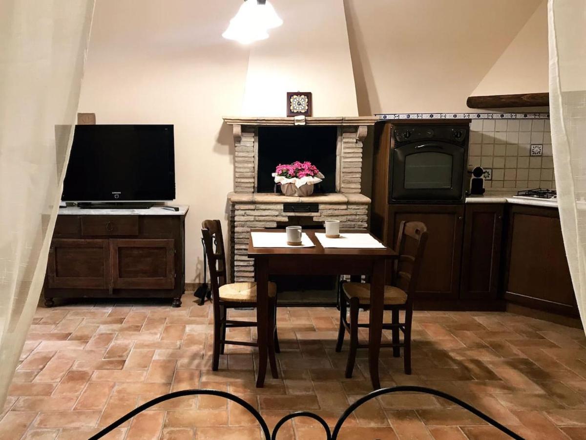 Montecalvello Casa Vacanze La Piazzetta Del Castello מראה חיצוני תמונה
